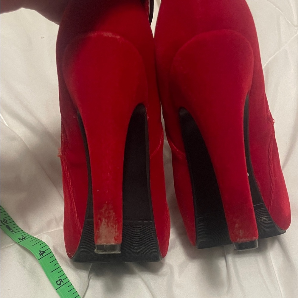 Elegant Red Buttoned Ankle Boots - Picture 3 of 4